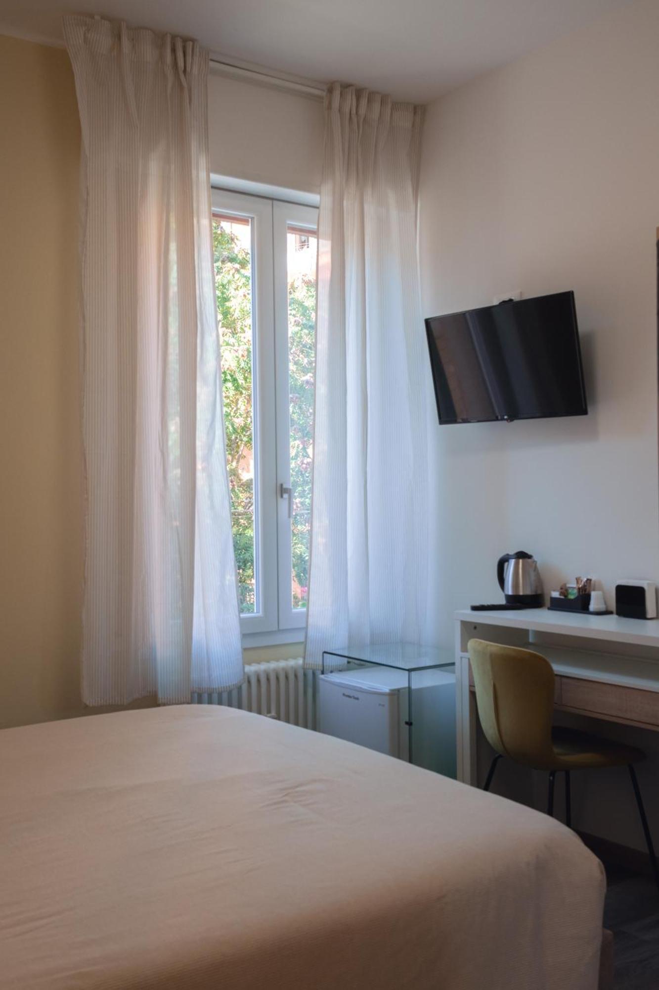 Vikos Lodge Bologna Bagian luar foto